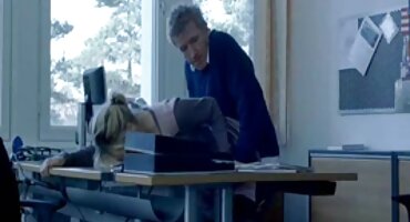 Hendidura llameante domada con grasa de chocolate porno en vivo con consolador y dedos