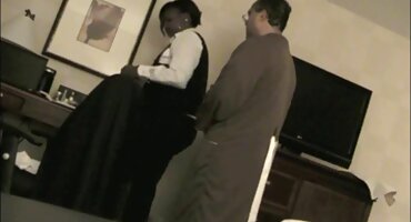 Chica pelirroja le hace una mamada a su novio con una polla masaje de cabeza y garganta maduras pirno