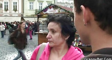 Ayudó a la dama a deshacerse del vestido y folló maravillosamente en la negras follando cama