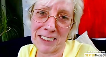 Vino al baño de una chica masturbándose sitios pornos y recibió una mamada de ella