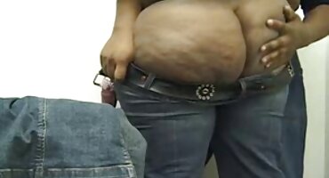 Mujer joven emocionada con la mano debajo de las bragas y follada en la pelicula xxx cama