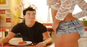 Nena con xxx peludas vestido transparente se mueve y se masturba eróticamente