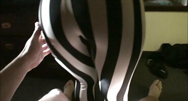 El chico bebió té y organizó un gangbang videos pornos caseros anal en la cocina